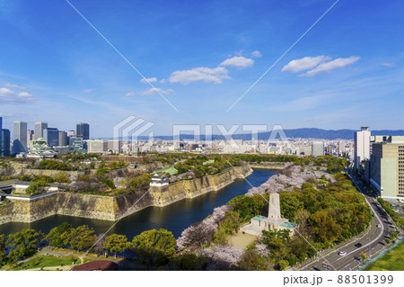 大阪城と大阪ビジネスパーク　桜が満開の季節 88501399