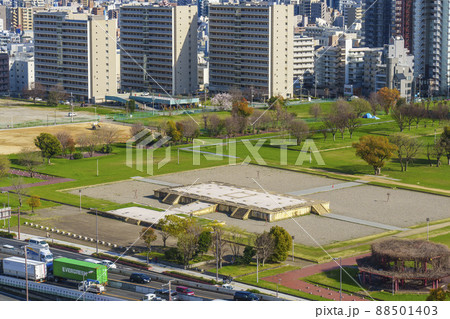 広大な難波宮と大阪の街並みの対比 88501403