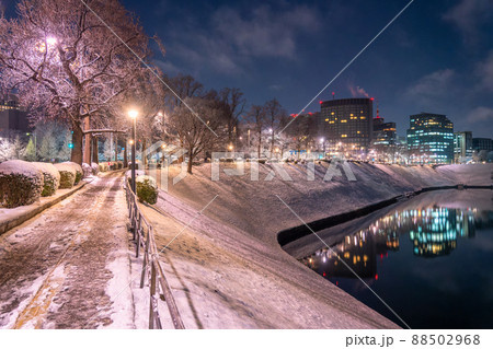 《東京都》積雪の東京・雪景色の皇居周辺 88502968