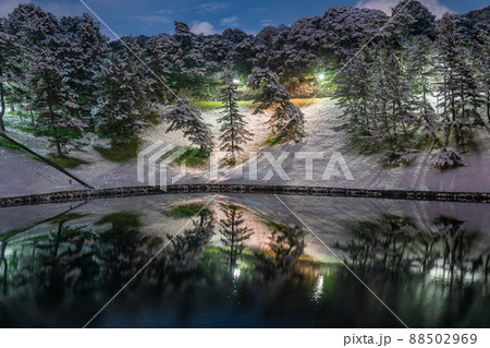 《東京都》積雪の東京・雪景色の皇居周辺 88502969