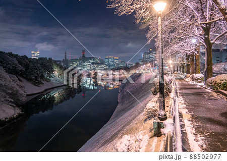 《東京都》積雪の東京・雪景色の皇居周辺 88502977