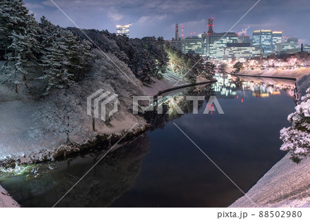 《東京都》積雪の東京・雪景色の皇居周辺 88502980
