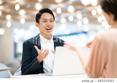 打ち合わせをするビジネスパーソン 88503083