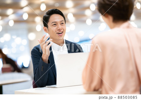 打ち合わせをするビジネスパーソン 88503085