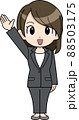 右手を上げているビジネスウーマン　 88503175