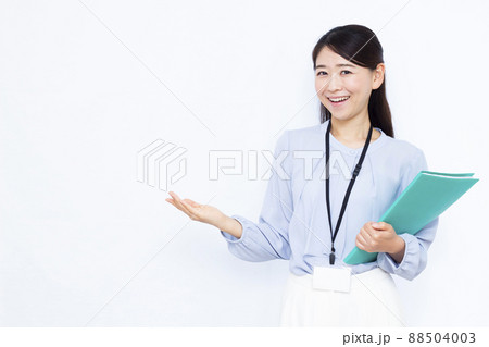 紹介をしている30代のビジネスウーマン 紹介をしている30代のビジネスウーマン 88504003