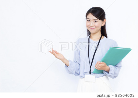 紹介をしている30代のビジネスウーマン 紹介をしている30代のビジネスウーマン 88504005