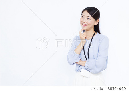 笑顔で考えている30代のビジネスウーマン 88504060