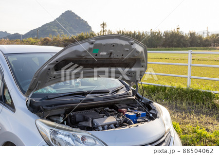 路肩に止めてボンネットを開けている乗用車　 88504062