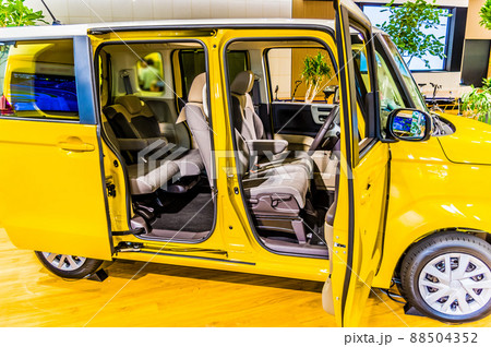 黄色のハイトールワゴン型の軽自動車の室内を右側面から撮影 88504352