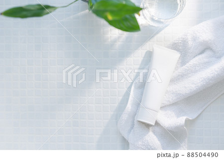 ボディクリーム・洗顔料などのチューブボトル。白背景のスキンケア美容イメージ。 ボディクリーム・洗顔料などのチューブボトル。白背景のスキンケア美容イメージ。 88504490