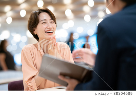 商談やセールスをする男性 88504689