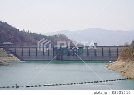 兵庫　川西市　湖畔からの一庫ダムと知明湖（春） 88505516