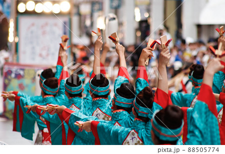 大規模なダンスのお祭り、高知県のよさこい祭り 大規模なダンスのお祭り、高知県のよさこい祭り 88505774