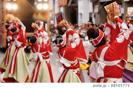 大規模なダンスのお祭り、高知県のよさこい祭り 88505775