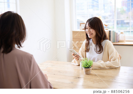 友達と会話をする女性 友達と会話をする女性 88506256