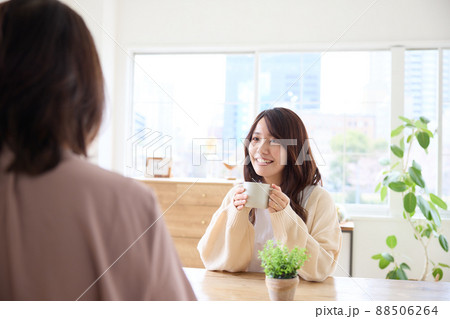 友達と会話をする女性 88506264