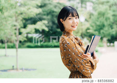 笑顔の大学生 88506882