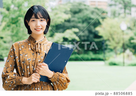 笑顔の大学生 88506885
