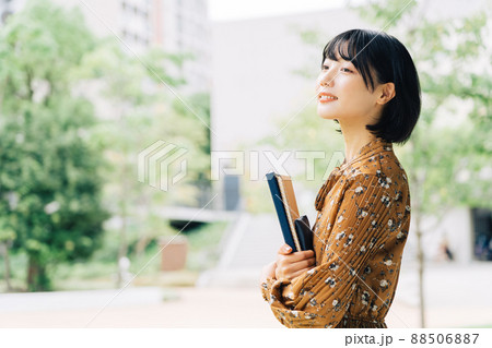 笑顔の大学生 88506887
