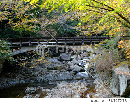 滑床渓谷のアーチ型萬年橋 88507258