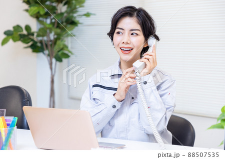 オフィスで電話を受ける若い女性 オフィスで電話を受ける若い女性 88507535