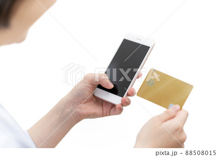 クレジットカードとスマホを持つ女性　ボディパーツ　パーツカット 88508015