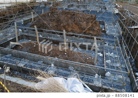 鉄筋が組まれ住宅が建てられようとしている施工現場 88508141