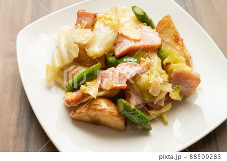 春キャベツとアスパラとベーコンのニンニクポテト炒め 春キャベツとアスパラとベーコンのニンニクポテト炒め 88509283