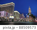 ラスベガスの夜の夜景 ベネチアンホテル周辺 88509573