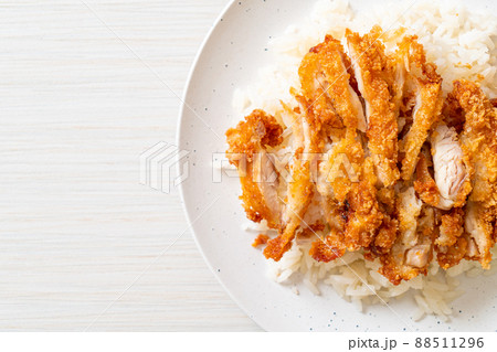 Hainanese chicken rice with fried chicken 88511296