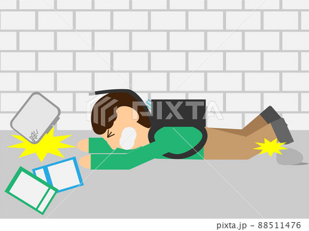 通学中転んでタブレットを壊してしまった小学生 88511476