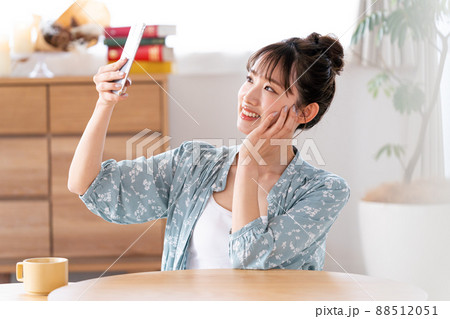 スマホを見る若い女性 88512051