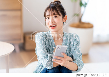 スマホを操作する若い女性 88512058