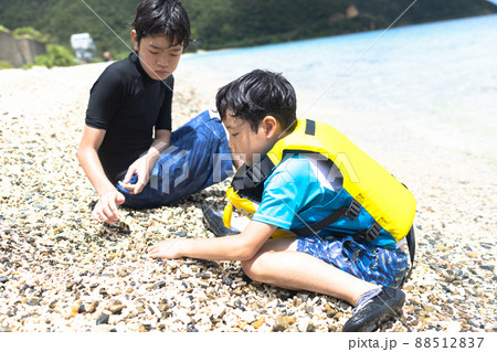 海水浴を楽しむこども 海水浴を楽しむこども 88512837