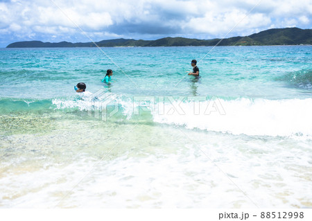 海水浴を楽しむ家族 88512998
