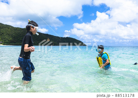 海水浴を楽しむ子ども 88513178