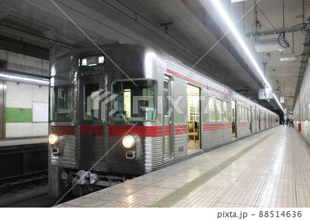 市役所前駅に停車する長野電鉄3500系N7+N8編成 88514636