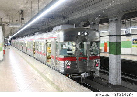市役所前駅に停車する長野電鉄3500系N7+N8編成 市役所前駅に停車する長野電鉄3500系N7+N8編成 88514637