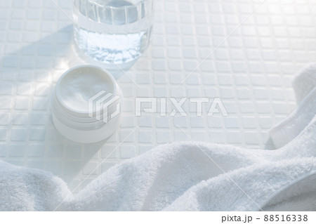保湿クリームのジャー・テクスチャー。白背景のスキンケア美容イメージ。 88516338