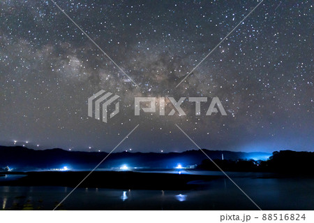 宮崎県串間市一里崎浜からの風力発電所上に広がる星空に横に流れる天の川 宮崎県串間市一里崎浜からの風力発電所上に広がる星空に横に流れる天の川 88516824