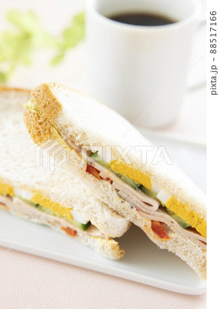 美味しい野菜と卵とリオナソーセージの全粒粉サンドウィッチとホットコーヒー 美味しい野菜と卵とリオナソーセージの全粒粉サンドウィッチとホットコーヒー 88517166