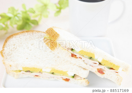 美味しい野菜と卵とリオナソーセージの全粒粉サンドウィッチとホットコーヒー 美味しい野菜と卵とリオナソーセージの全粒粉サンドウィッチとホットコーヒー 88517169
