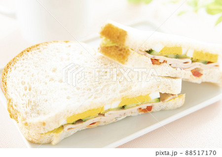 美味しい野菜と卵とリオナソーセージの全粒粉サンドウィッチとホットコーヒー 88517170