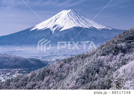 《山梨県》富士山と樹氷・日本の冬景色 《山梨県》富士山と樹氷・日本の冬景色 88517248