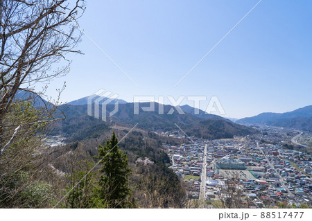 都留アルプスのパノラマ台から見た景色(尾崎山の後ろに富士山) 都留アルプスのパノラマ台から見た景色(尾崎山の後ろに富士山) 88517477