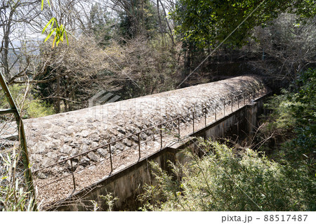 元坂にある水路橋（都留アルプス） 88517487