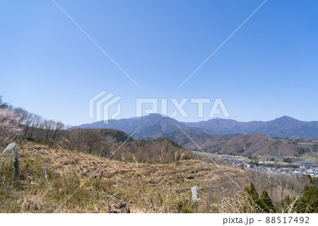 千本桜植栽地から見た三ツ峠山(都留アルプス) 千本桜植栽地から見た三ツ峠山(都留アルプス) 88517492