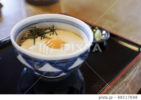 蕎麦屋の店内で食べるとろろ蕎麦 88517698