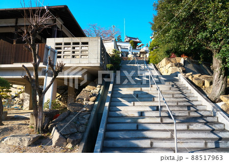 【瀬戸内三十三観音霊場】第四番 丘の上の寺・観音院の石段の参道 岡山県玉野市 【瀬戸内三十三観音霊場】第四番 丘の上の寺・観音院の石段の参道 岡山県玉野市 88517963